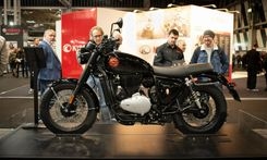 BSA Gold Star Gets New Shadow Black Color Scheme