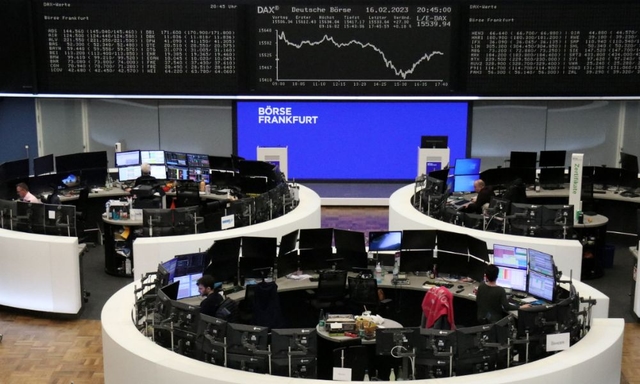 Shares Fall With Oil Prices Amid Concerns About U.S. Fed Rate Hikes