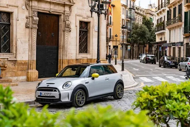 Mini Cooper SE Electric Hatchback Bookings Reopen In India